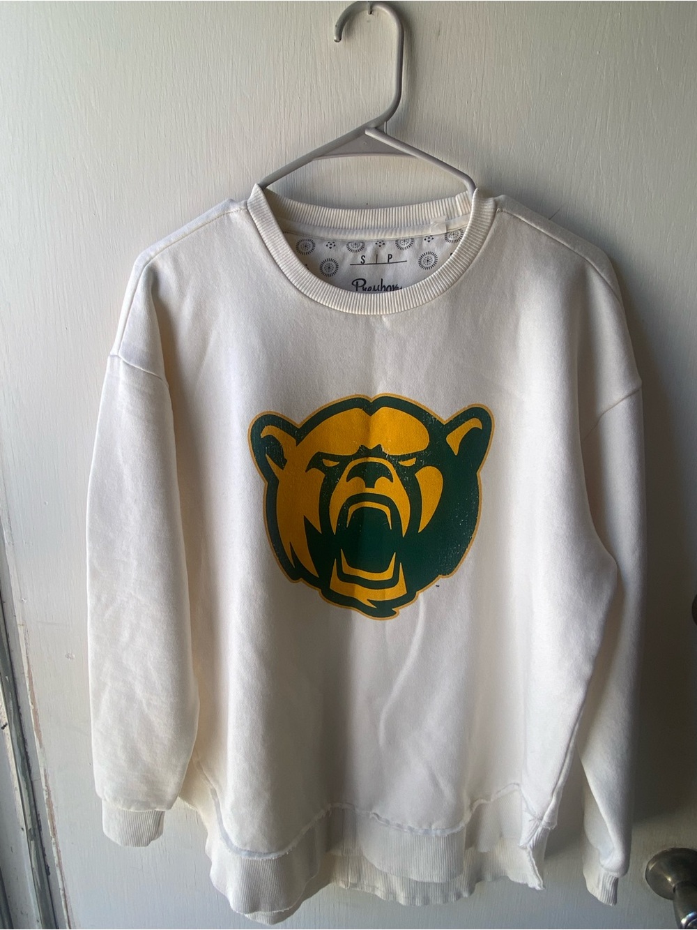 Baylor University Cream Graphic Sweatshirt with Baylor Bear graphic